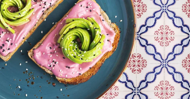 Tostadas rosas con crema de remolacha y aguacate: receta fresca y nutritiva
