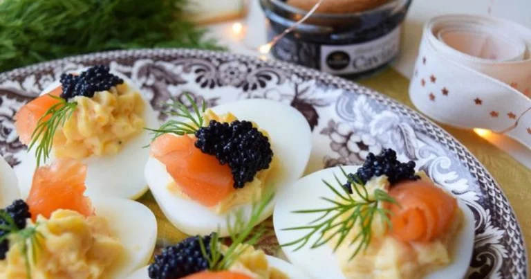 Huevos rellenos con salmón y caviar: receta elegante y fácil de preparar
