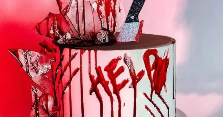 Pastel Ensangrentado de Halloween con Cuchillo y Vidrios de Azúcar