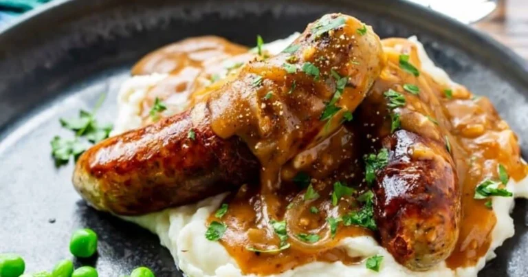 Bangers and Mash: receta tradicional británica con puré de patatas y salsa de cebolla