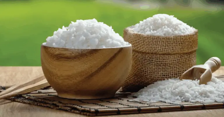 Agua de arroz para plantas: guía honesta para usarla bien (y cuándo no usarla)