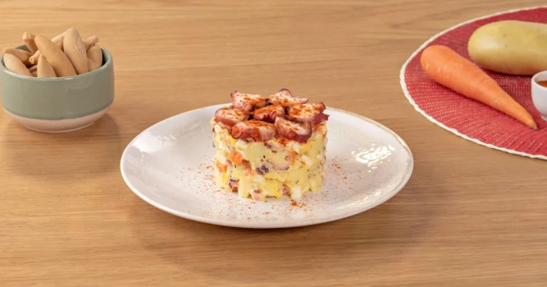 Ensaladilla rusa con marisco: receta tradicional y refrescante para el verano