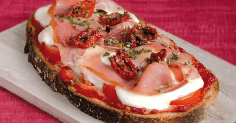 Tostadas con Queso Fundido, Jamón Curado y Confitura de Cebolla o Higos