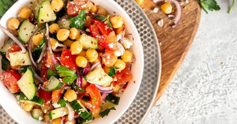 Ensalada fresca de garbanzos con aguacate y vegetales: receta saludable y nutritiva