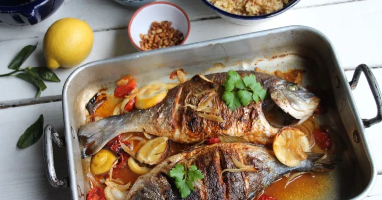 Pescado al horno con verduras y limón: receta mediterránea saludable y llena de sabor