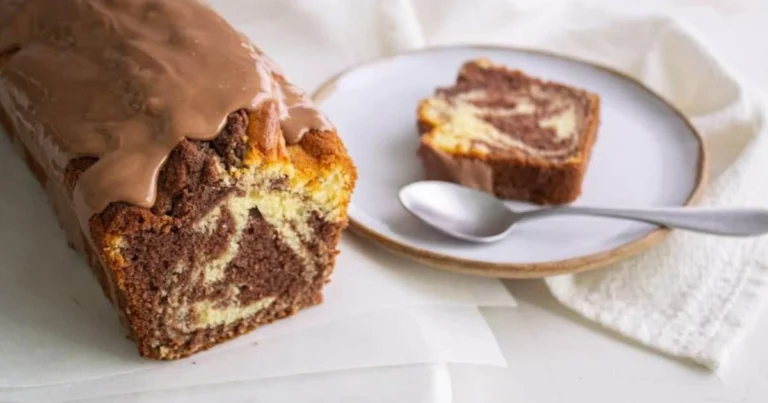 Bizcocho marmolado con cobertura crujiente de chocolate