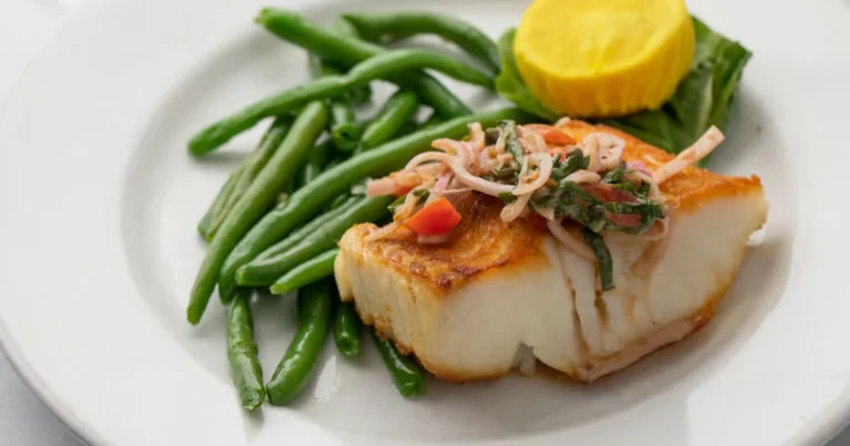 Filete de pescado blanco con judías verdes y tomates cherry: receta saludable y mediterránea