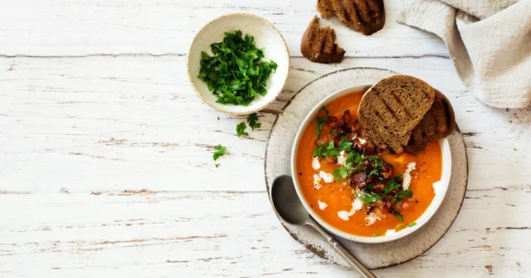 Crema de tomate con bacon y cebollino: receta casera fácil