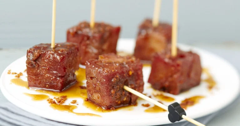 Bocaditos de cerdo caramelizado con salsa de mango en vasitos