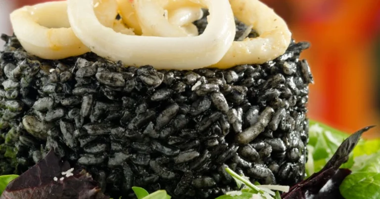 Arroz negro con mariscos: receta mediterránea fácil, aromática y nutritiva