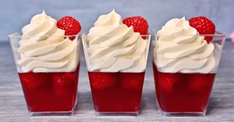 Vasitos de gelatina de frambuesa con crema de vainilla: el postre en vaso perfecto