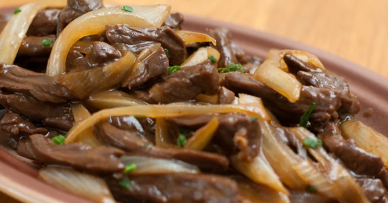 Carne salteada con cebolla: receta completa, sencilla y llena de sabor