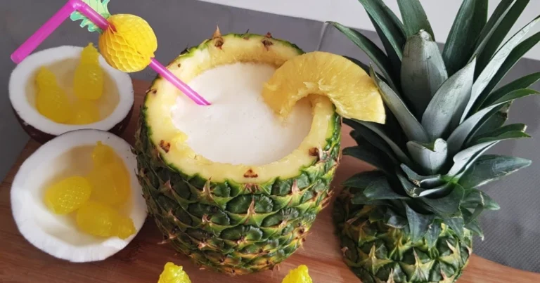 Coctel de piña natural servido en su propia cáscara