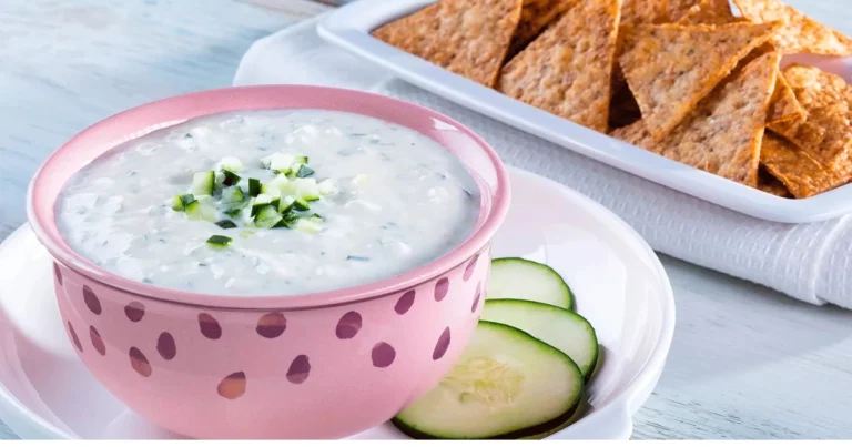 Dip cremoso de pepino y ajo: receta fresca, ligera y fácil de preparar